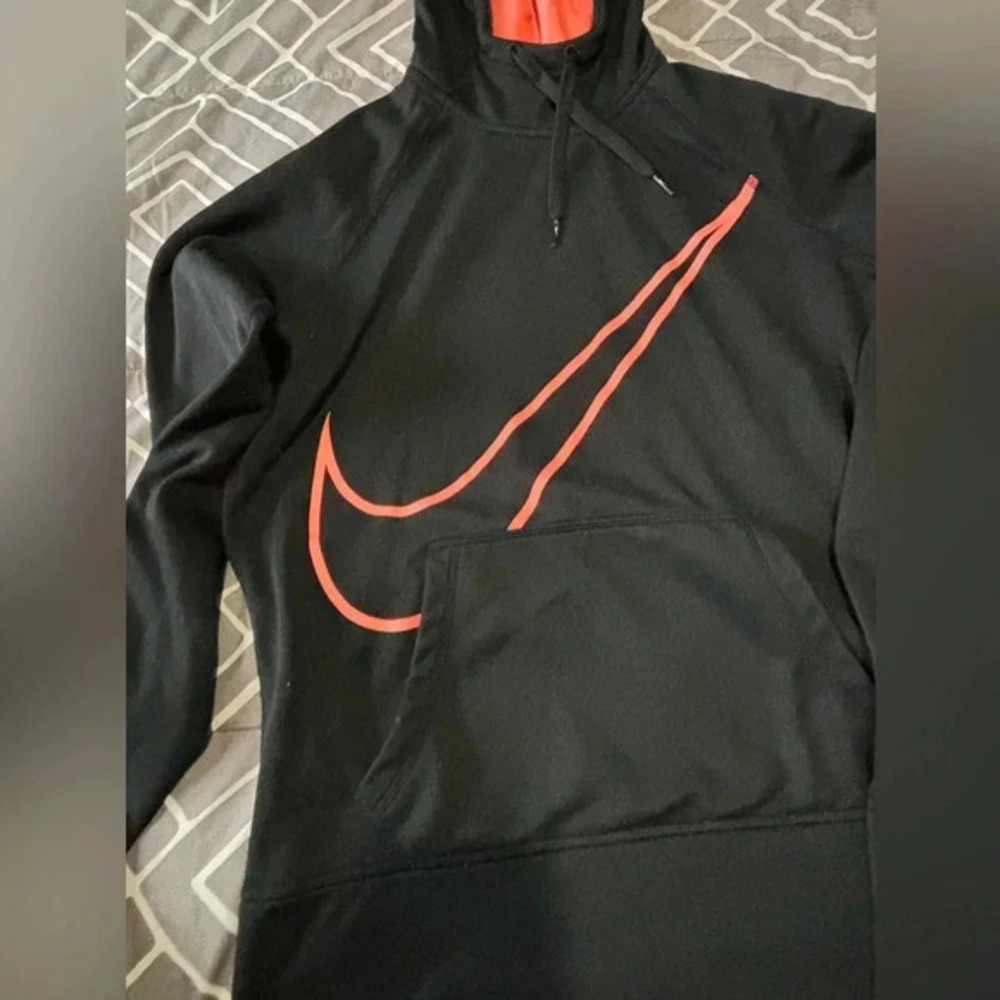 Womens nike hoodie size small. No flaws, great condition.